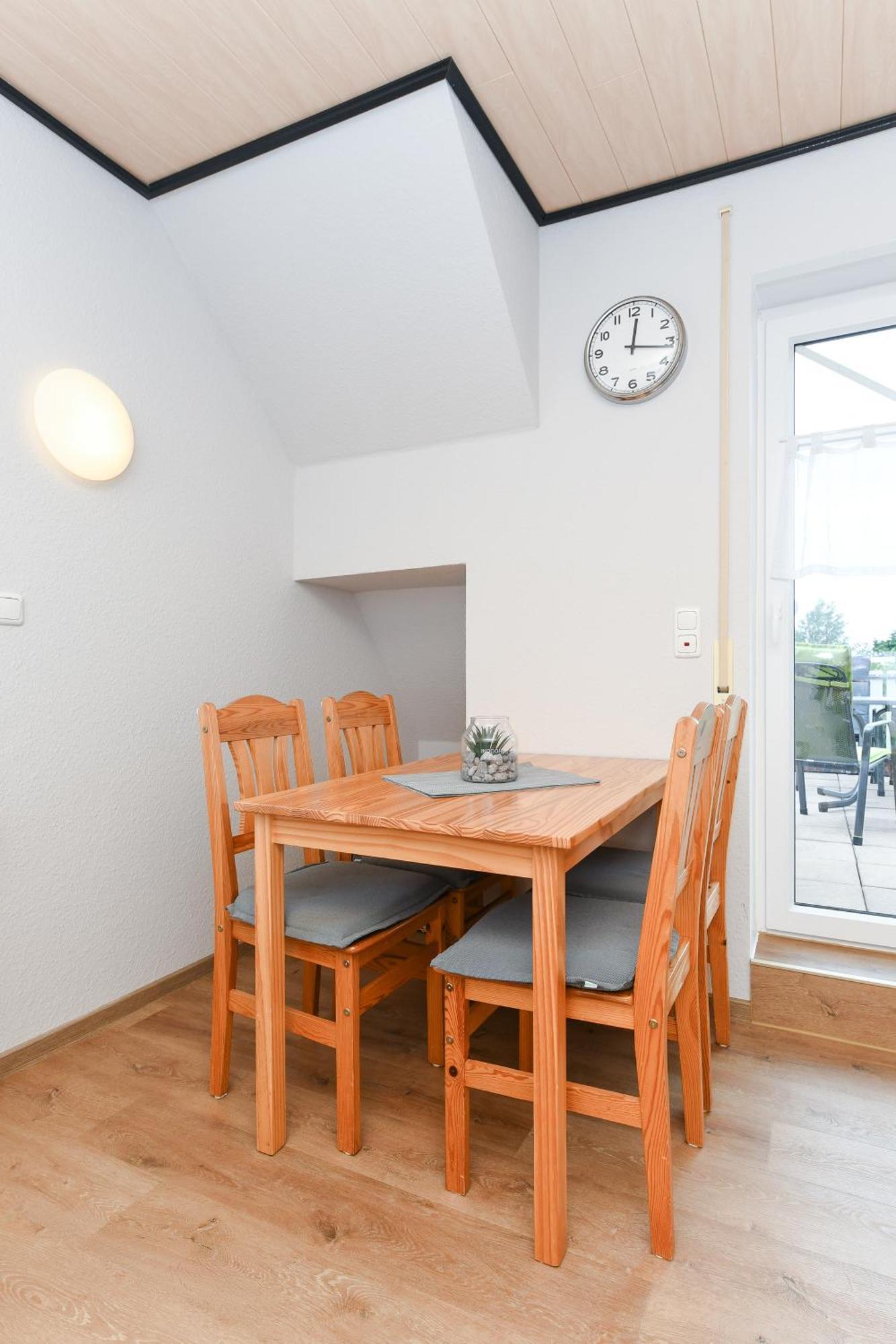 Ferienwohnungen Im Haus Flinthoern Neuharlingersiel Exterior photo